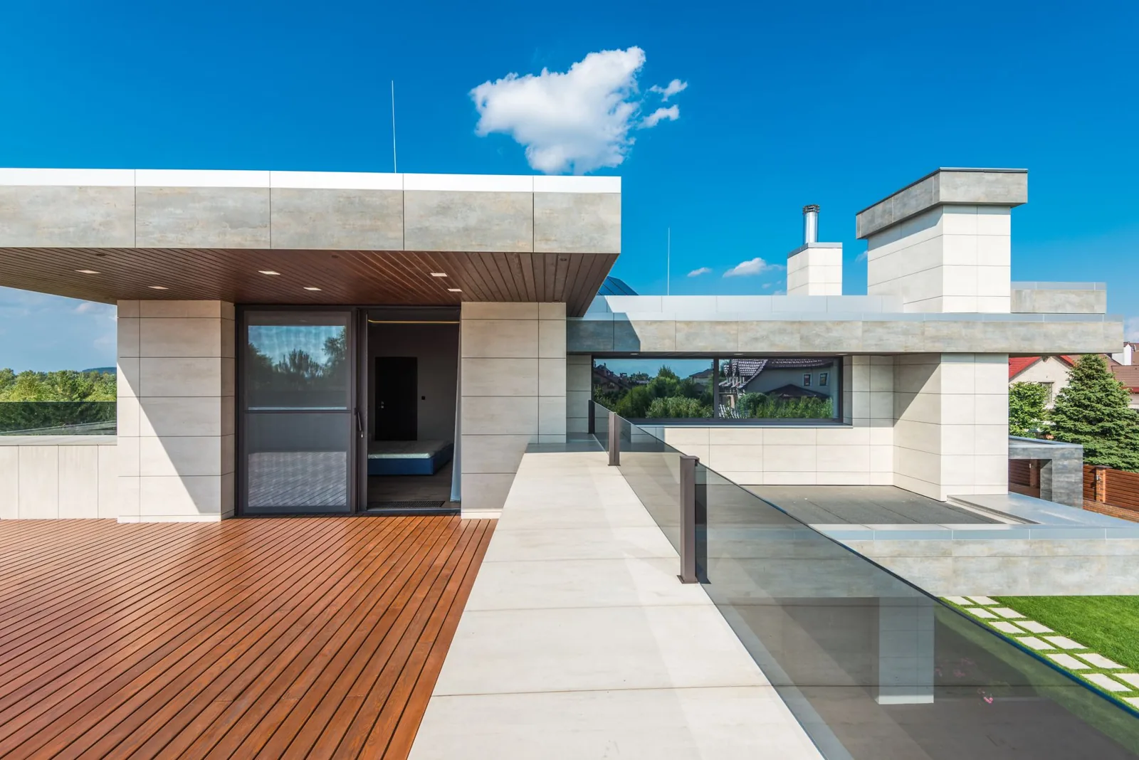 Roof deck design ideas with built-in seating and planters on a city rooftop