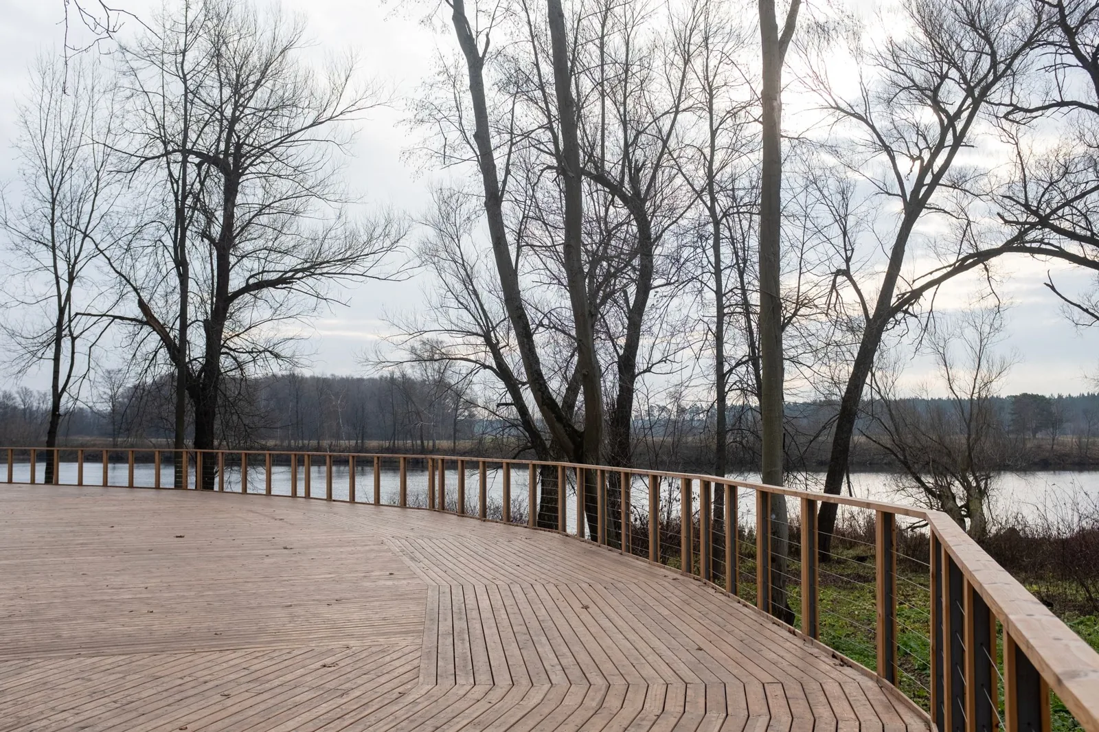 Freestanding deck vs attached: a freestanding wood deck standing on its own posts away from the house