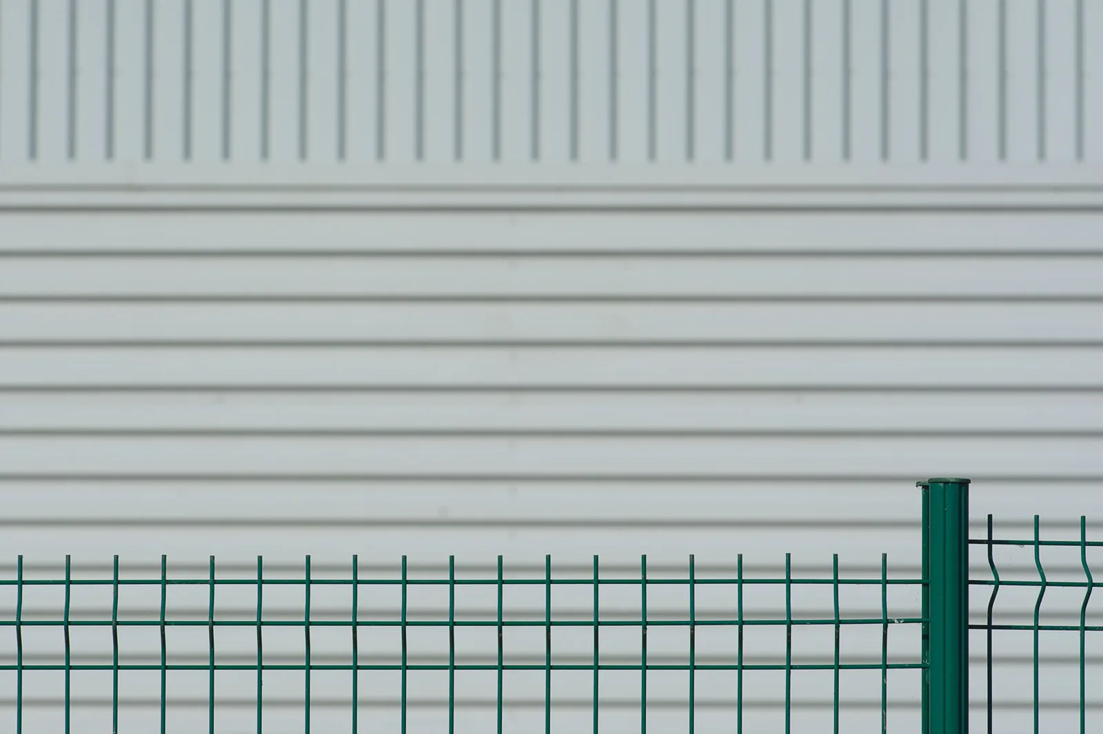 Comparing fence materials and their price per linear foot