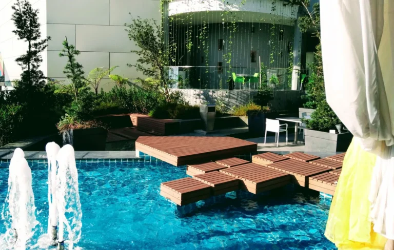Freestanding Deck vs Attached: Which One Fits Your Yard?